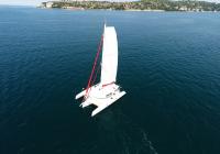 trimarano al deep blu mare barca a vela